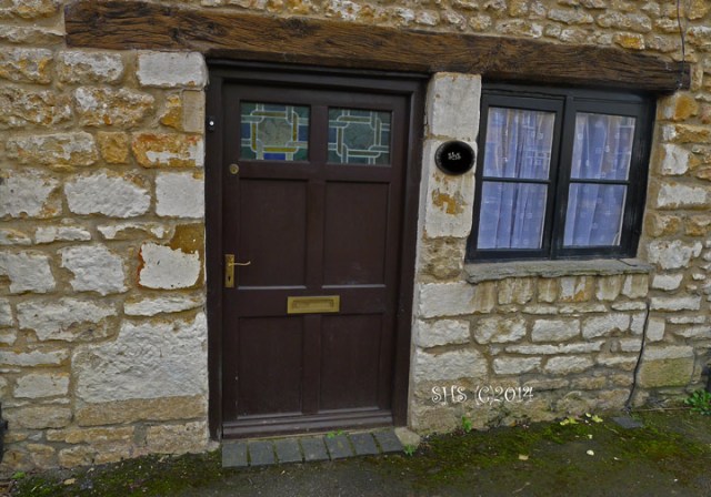 photography by susan sheldon nolen of a door in Wolvercote Village